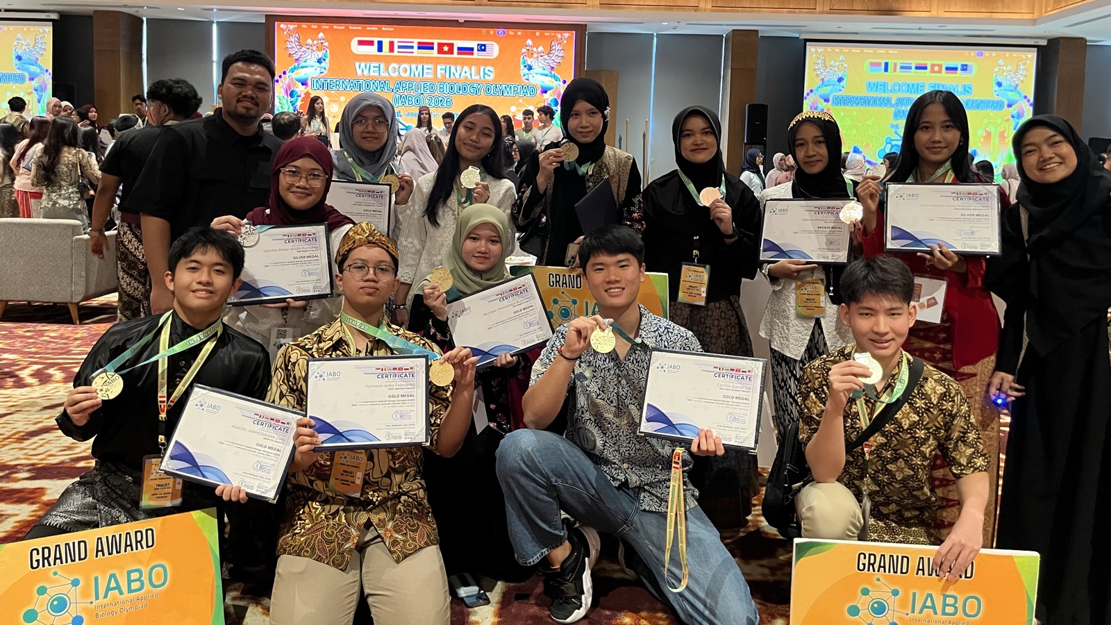 Siswa AYS belajar bersama mentor di laboratorium sains.